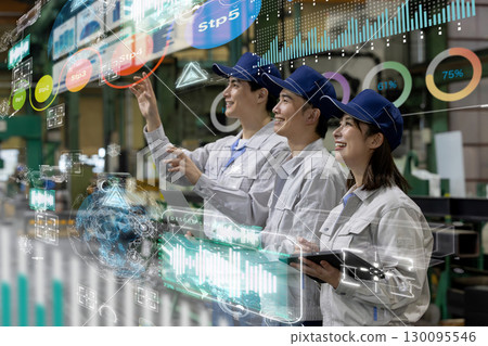 一群工人在採用數位技術的工廠工作 一群工人在採用數位技術的工廠工作 130095546