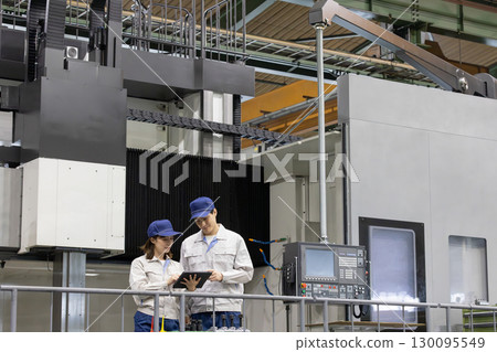 在工廠工作的男性和女性工人 130095549