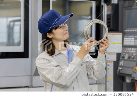 在工廠工作的工人 130095554