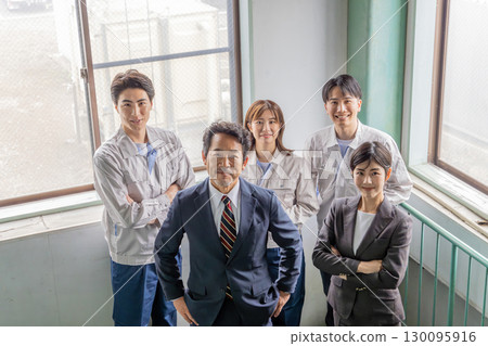 一群公司員工在室內排隊 130095916