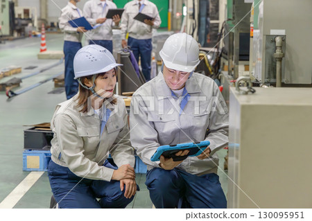 一群工人在工廠工作 130095951