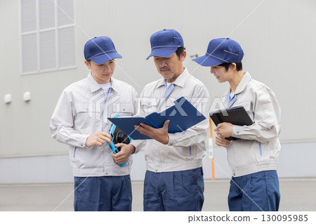 Group of workers meeting outdoors 130095985