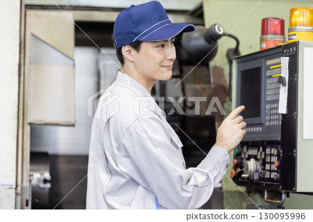 在工廠工作的工人 在工廠工作的工人 130095996