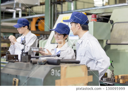 一群工人在工廠工作 一群工人在工廠工作 130095999