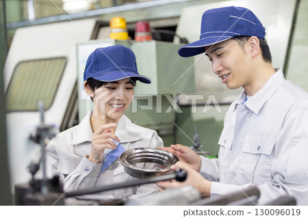 一名工人在工廠檢查車床和銑削產品 130096019