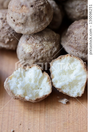 把裹著黑糖的鈴洲城堡蛋糕切成兩半 130096251