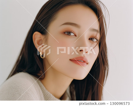 一位美麗的日本女性展示護膚效果的肖像（美容化妝品廣告） 130096573