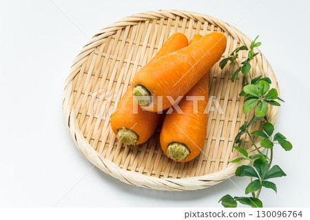 新鮮胡蘿蔔放入濾鍋 130096764