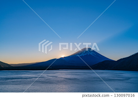 [Yamanashi Prefecture] Mount Fuji seen from Lake Motosu at sunrise 130097016
