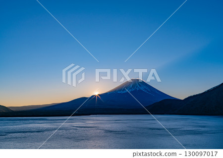 [Yamanashi Prefecture] Mount Fuji seen from Lake Motosu at sunrise 130097017