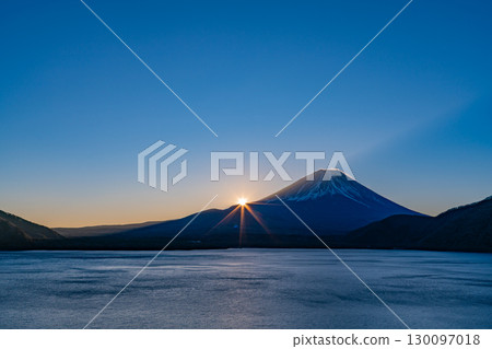 [山梨縣] 從本棲湖眺望日出富士山 130097018