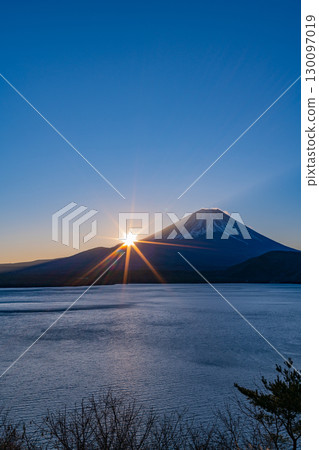 [山梨縣] 從本棲湖眺望日出富士山 130097019
