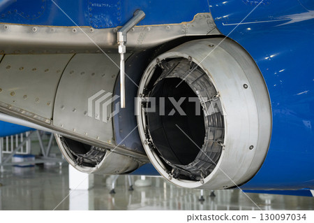 日本航空自衛隊T-2藍色衝擊波直升機的引擎噴嘴和煙霧噴嘴 130097034