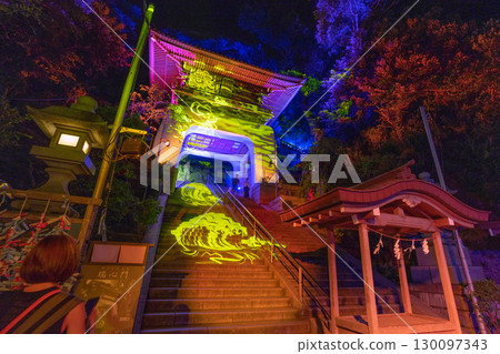 日本藤澤市的城市景觀，可欣賞燈火通明的江之島神社和日本三大弁財天神社 130097343