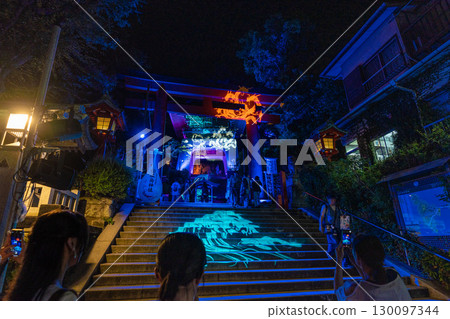日本藤澤市的城市景觀，可欣賞燈火通明的江之島神社和日本三大弁財天神社 130097344