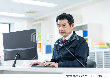 在辦公室工作的高級工程師 在辦公室工作的高級工程師 130098186