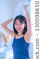 晨浴後年輕女子的畫像 130098650