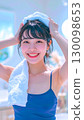 一位年輕女子在泳池裡玩完後的肖像 130098653