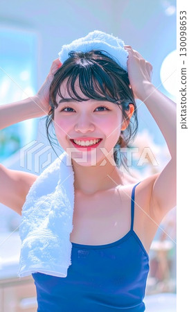 一位年輕女子在泳池裡玩完後的肖像 130098653