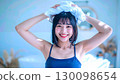 晨浴後身穿吊帶背心的年輕女子肖像 130098654