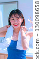 一名年輕女子在健身房的肖像 130098658