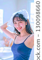 游泳後年輕女子的肖像 130098660