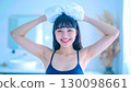 游泳池後方年輕女子的肖像 130098661