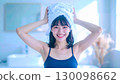 晨浴後年輕女子的畫像 130098662