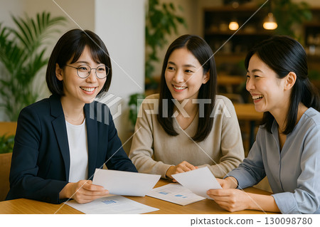 女士們在共享辦公空間開會 130098780