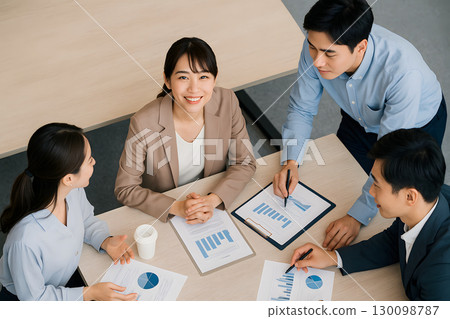 女性享受腦力激盪 130098787