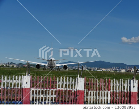 airliner airliner 130098955