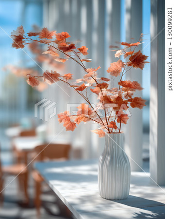 桌子上插著秋葉的花瓶 130099281