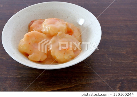 餐桌背景中的蝦子蛋黃醬 餐桌背景中的蝦子蛋黃醬 130100244