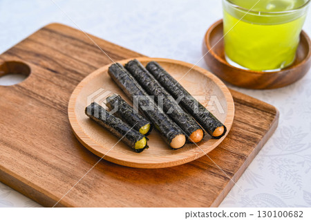Seaweed-wrapped bean snacks 130100682