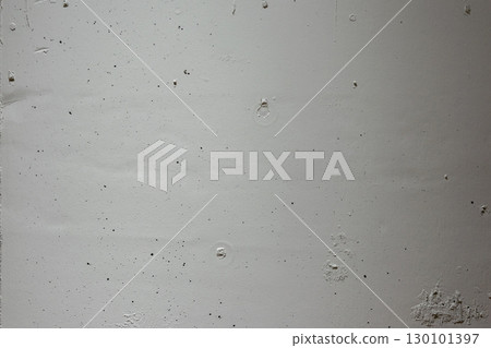 粗糙的白色牆壁，有小孔和小凸起 130101397