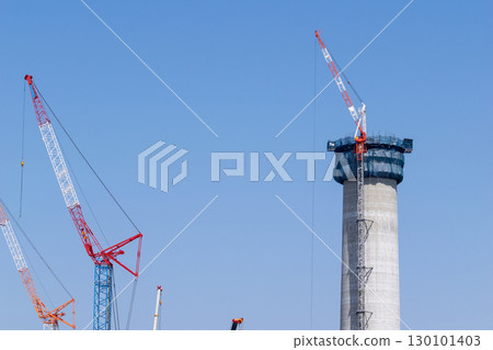 正在興建中的煙囪和起重機直衝雲霄 130101403