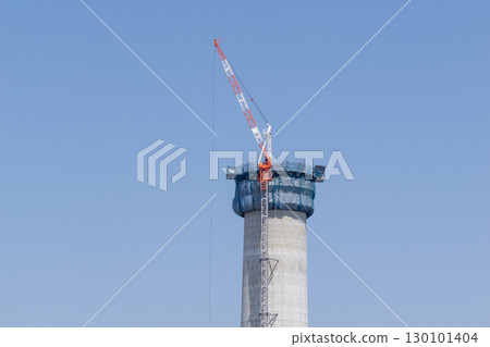 正在建造的煙囪和起重機伸向藍天 130101404