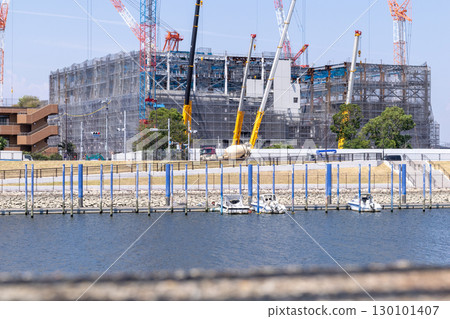 遠眺海濱正在興建中的垃圾焚化廠 遠眺海濱正在興建中的垃圾焚化廠 130101407