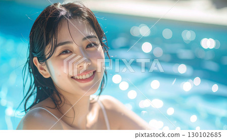 一位看起來很自然的女人在蘇打水旁微笑 一位看起來很自然的女人在蘇打水旁微笑 130102685