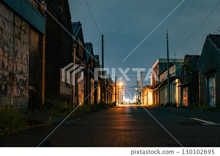 夜晚被路燈照亮的倉庫區 夜晚被路燈照亮的倉庫區 130102695