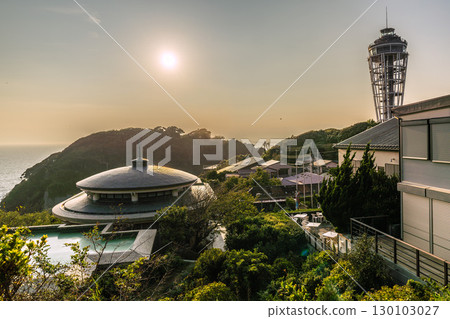 日本藤澤市的城市景觀,可欣賞江之島大師和江之島海蠟燭塔的景色 日本藤澤市的城市景觀,可欣賞江之島大師和江之島海蠟燭塔的景色 130103027