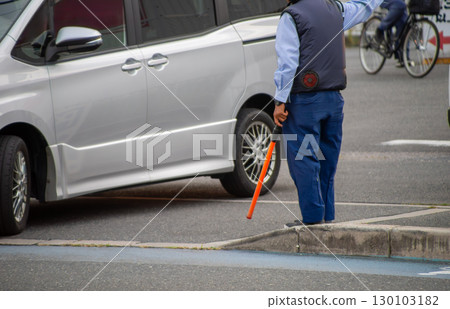 指揮車輛離開停車場的停車管理員 130103182