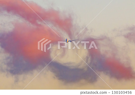 一架飛機在美麗的天空和雲彩中飛行 130103456