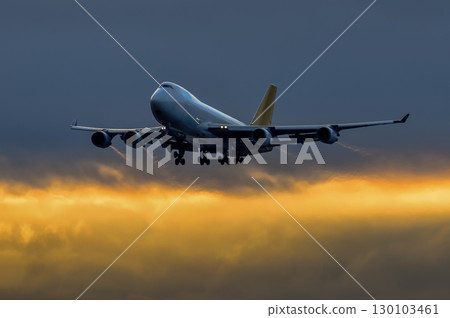 一架飛機在美麗的天空和雲彩中飛行 130103461