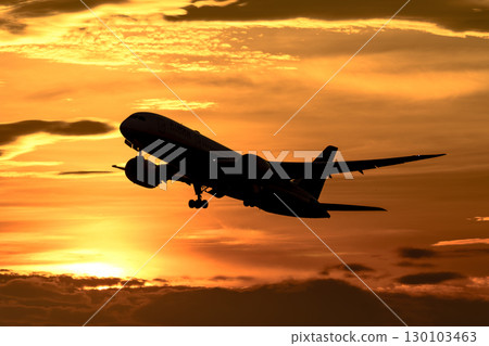 一架飛機在美麗的天空和雲彩中飛行 130103463