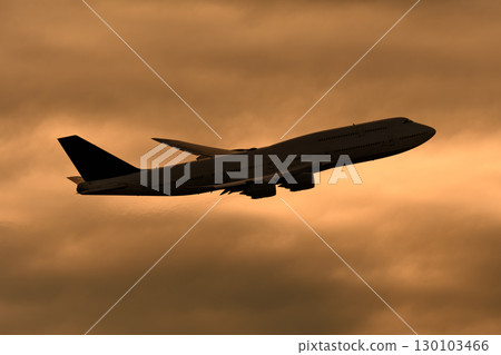 一架飛機在美麗的天空和雲彩中飛行 一架飛機在美麗的天空和雲彩中飛行 130103466