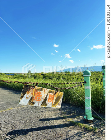 藍天和堤岸標誌 130103514