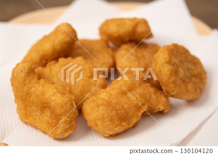 盤子上的雞塊圖片（庫存照片） 130104120