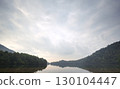 山脈、天空和湖泊 130104447