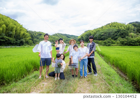 暑假期間家人朋友在家鄉玩耍的合影 130104452
